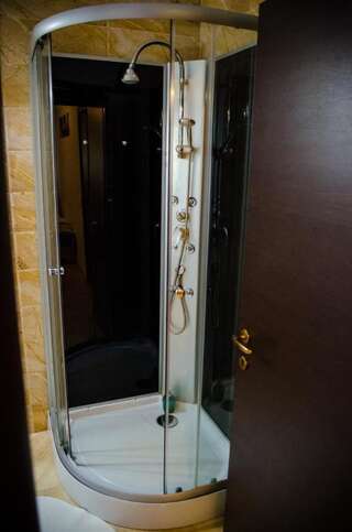 Гостевой дом City Lux Villa Бухарест Двухместный номер с 2 отдельными кроватями и собственной ванной комнатой-9
